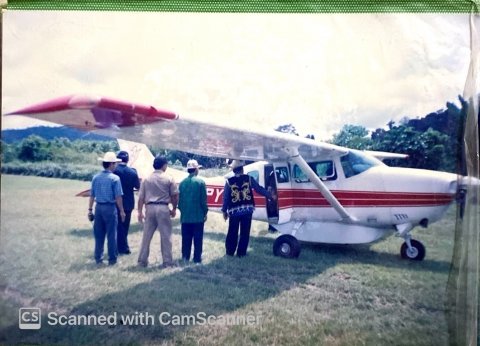 Penerbangan pesawat pertama oleh Camat pertama