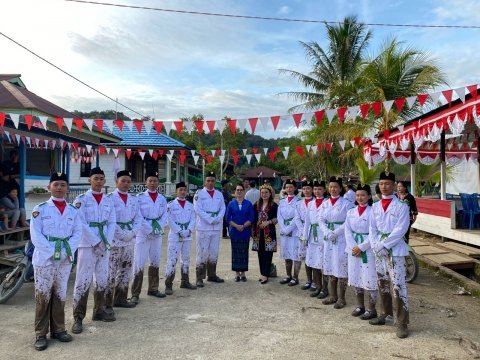 Foto Bersama Ibu Camat dan Paskibraka 